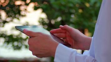 homme utilisant une tablette numérique à l'extérieur dans la nature video