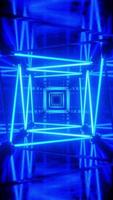 Fliegen in einem Tunnel mit blinkenden blauen Leuchtstofflampen. vertikal gelooptes Video