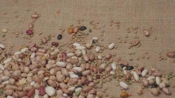 légumineuses sèches tournant sur fond de jute. régime protéiné sain de haricots, régime végétarien végétalien méditerranéen nutrition video