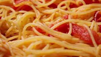 cozinhar espaguete de tomate em uma panela. preparando macarrão com tomate. comida típica italiana para jantar e restaurante. receita de molho de tomate. tiro panorâmico. cozinha italiana. video