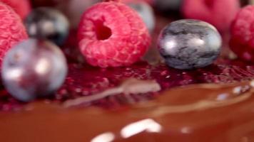 Schokoladen- und Beerenkuchen. Kuchen mit Erdbeeren und Heidelbeeren. Leckeres Dessert. Schieberegler erschossen und Nahaufnahme. video