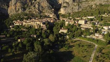 pueblo de moustiers sainte marie en provence, francia video