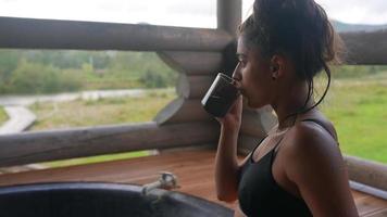 mujer en un jacuzzi al aire libre con vistas panorámicas video