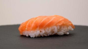 sushi nigiri salmón comida japonesa sobre fondo blanco. video