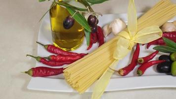 spaghetti de pâtes à la tomate, à l'ail, à l'huile d'olive et au piment. ingrédients alimentaires traditionnels italiens typiques, gourmet méditerranéen