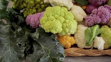 colorato broccoli cavolfiore cavolo piatto. salutare fresco vegetariano vegano cibo. biologico cucinando, nutrizione. video