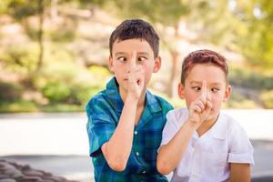 retrato al aire libre de hermanos birraciales chinos y caucásicos divirtiéndose. foto