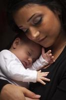 atractiva mujer étnica con su bebé recién nacido foto