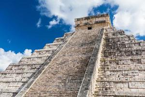 pirámide maya del castillo en el sitio arqueológico en chichén itzá, méxico foto