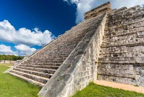 pirámide maya del castillo en el sitio arqueológico en chichén itzá, méxico foto