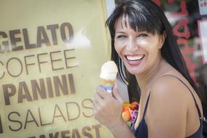 bonita mujer italiana disfrutando de su helado en el mercado callejero. foto