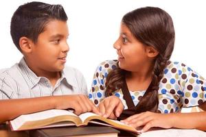 hermano y hermana hispanos se divierten estudiando foto