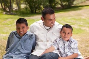 padre e hijos en el parque foto