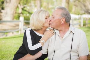 cariñoso retrato de pareja senior en el parque foto