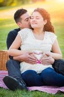 retrato de pareja joven embarazada hispana al aire libre foto