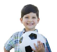 lindo joven sosteniendo un balón de fútbol aislado en blanco foto