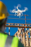 mujer piloto vuela drone quadcopter inspeccionando el sitio de construcción foto