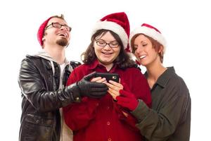 tres amigos disfrutando juntos de un celular foto