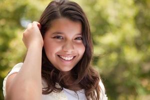 linda chica feliz en el parque foto