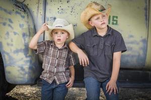 dos, niños jóvenes, llevando, sombreros vaqueros, inclinar, antiguo, camión foto