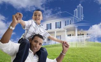 padre e hijo hispanos con casa fantasma dibujando detrás foto