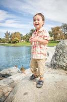 joven chino y caucásico divirtiéndose en el parque y estanque de patos. foto