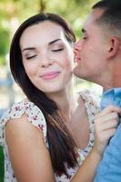 feliz retrato romántico de pareja caucásica en el parque. foto