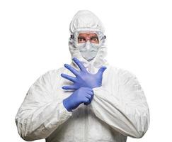 hombre con expresión intensa usando ropa protectora de materiales peligrosos aislada en un fondo blanco. foto