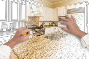 manos masculinas dibujando una cocina personalizada con una foto que se ve a través