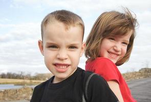 dos niños sonríen para la cámara foto