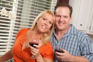 pareja feliz disfrutando del vino foto