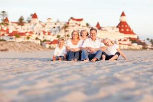 feliz familia caucásica frente al hotel del coronado foto