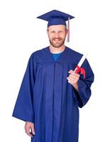 Graduado masculino feliz en toga y birrete con diploma aislado en blanco foto