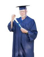 orgulloso hombre adulto mayor graduado en toga y birrete con diploma aislado en un fondo blanco. foto