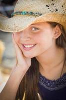 retrato de niña preadolescente con sombrero de vaquero