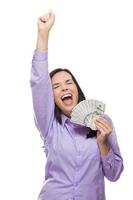 mujer de raza mixta sosteniendo los nuevos billetes de cien dólares foto