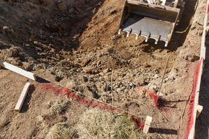 excavadora pequeña excavando en el patio para la instalación de piscinas foto