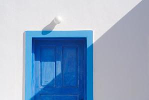 primer plano abstracto de la pared, la puerta y la lámpara de la casa de santorini. foto