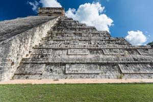 pirámide maya del castillo en el sitio arqueológico en chichén itzá, méxico foto