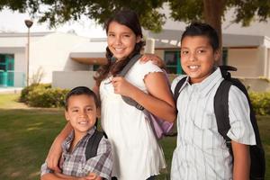 lindos hermanos y hermanas listos para la escuela foto