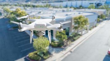 sistema de aviones no tripulados quadcopter drone en el aire cerca del edificio industrial corporativo