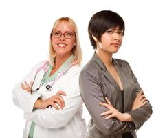 joven mujer de raza mixta con doctora o enfermera en blanco foto