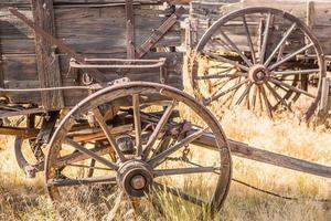 Resumen de vagones y ruedas de madera antigua vintage. foto