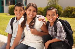 lindos hermanos y hermanas listos para la escuela foto