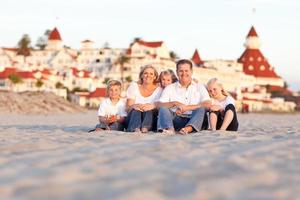 feliz familia caucásica frente al hotel del coronado foto