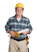 Contratista masculino con planes de vivienda con casco aislado en blanco foto