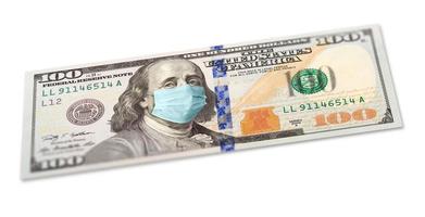 billete completo de 100 dólares con expresión preocupada con mascarilla médica en blanco