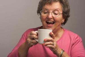 mujer mayor disfruta de su café foto