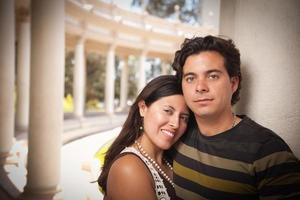feliz pareja hispana atractiva en el parque foto