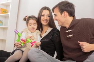 familia feliz en la habitación foto